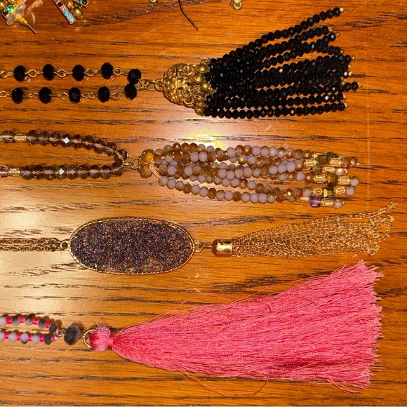 Jewelry lot
Necklaces, bracelets , earrings - Picture 2 of 4